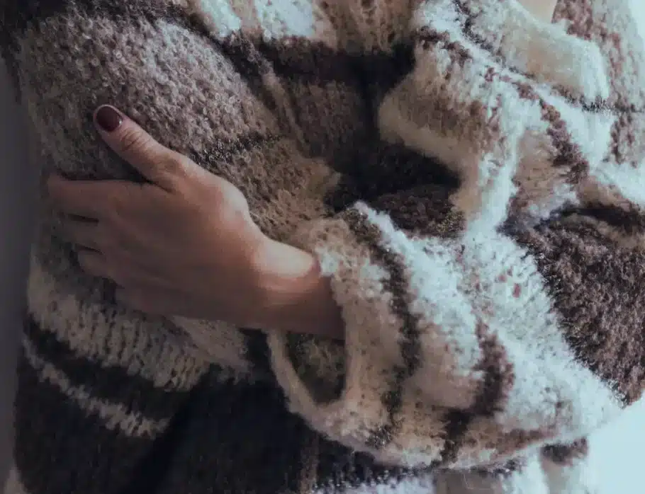 Femme se faisant un calin car elle s'aime elle-même