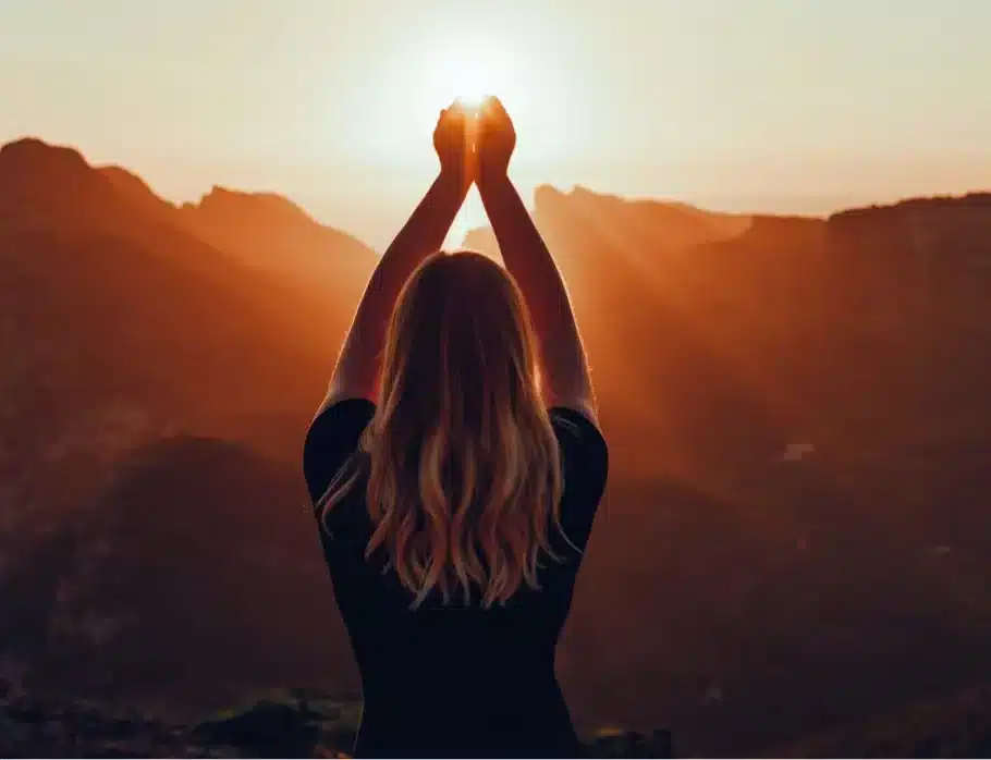 Femme spirituelle devant les montagnes