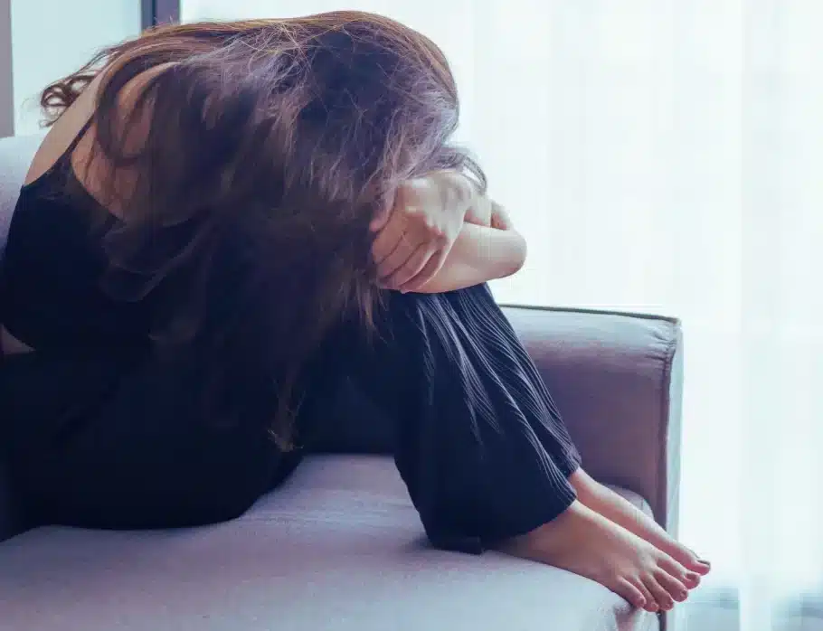 Femme triste à cause de sa santé mentale